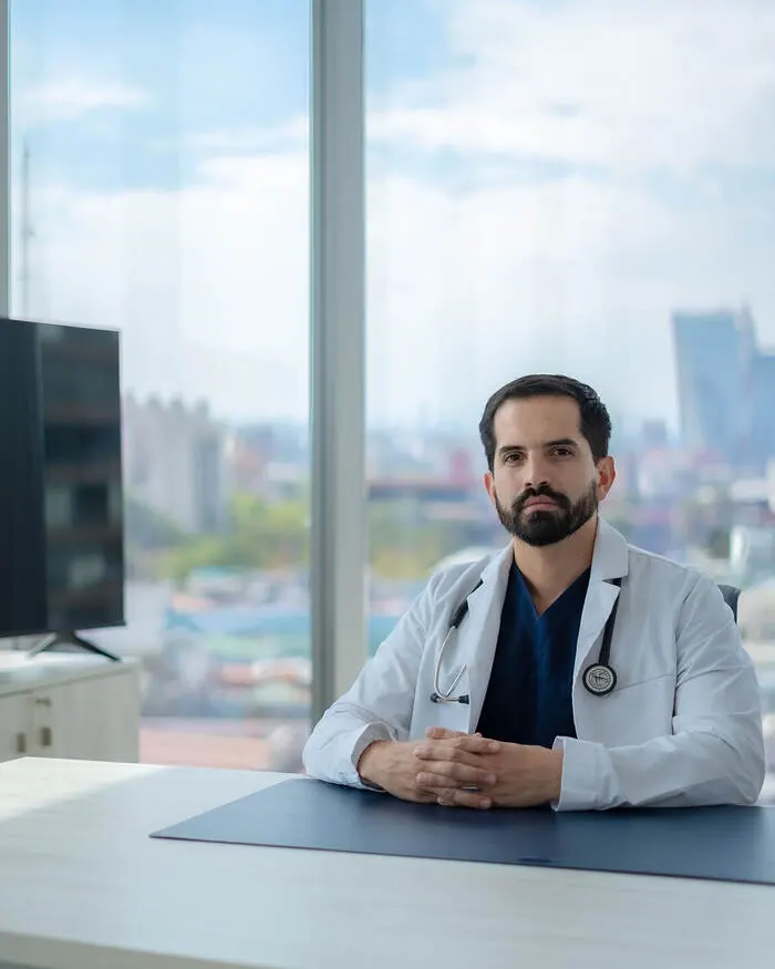 Dr. Nicholas Flores Flores en su consultorio