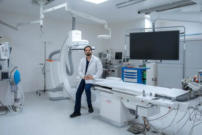 Dr. Nicholas Flores Flores en una sala de procedimientos